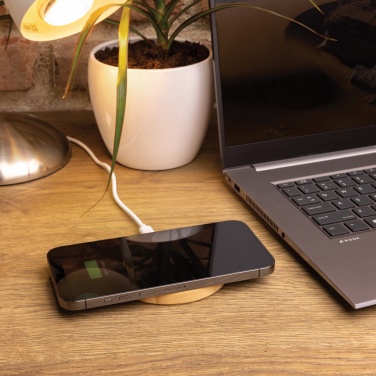 Logotrade Werbeartikel das Foto: 15W Bambus Wireless Charger