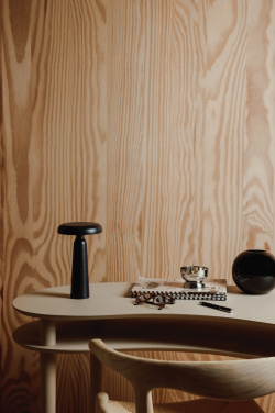 Logotrade Werbeartikel das Foto: VINGA Avery RCS Tischlampe