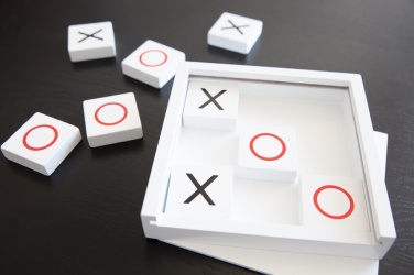 Logo trade ärikingituse pilt: Deluxe Tic Tac Toe mäng