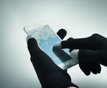 Logotrade ärikingi foto: Talvekomplekt taaskasutatud materjalist, kindad, müts ja sall