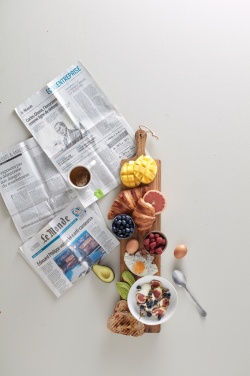 Logotrade liikelahja mainoslahja kuva: VINGA Buscot pitkä leikkuu-/tarjoilulauta