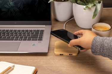 Logotrade mainostuotet kuva: 10W bambuinen langaton laturi USB:llä