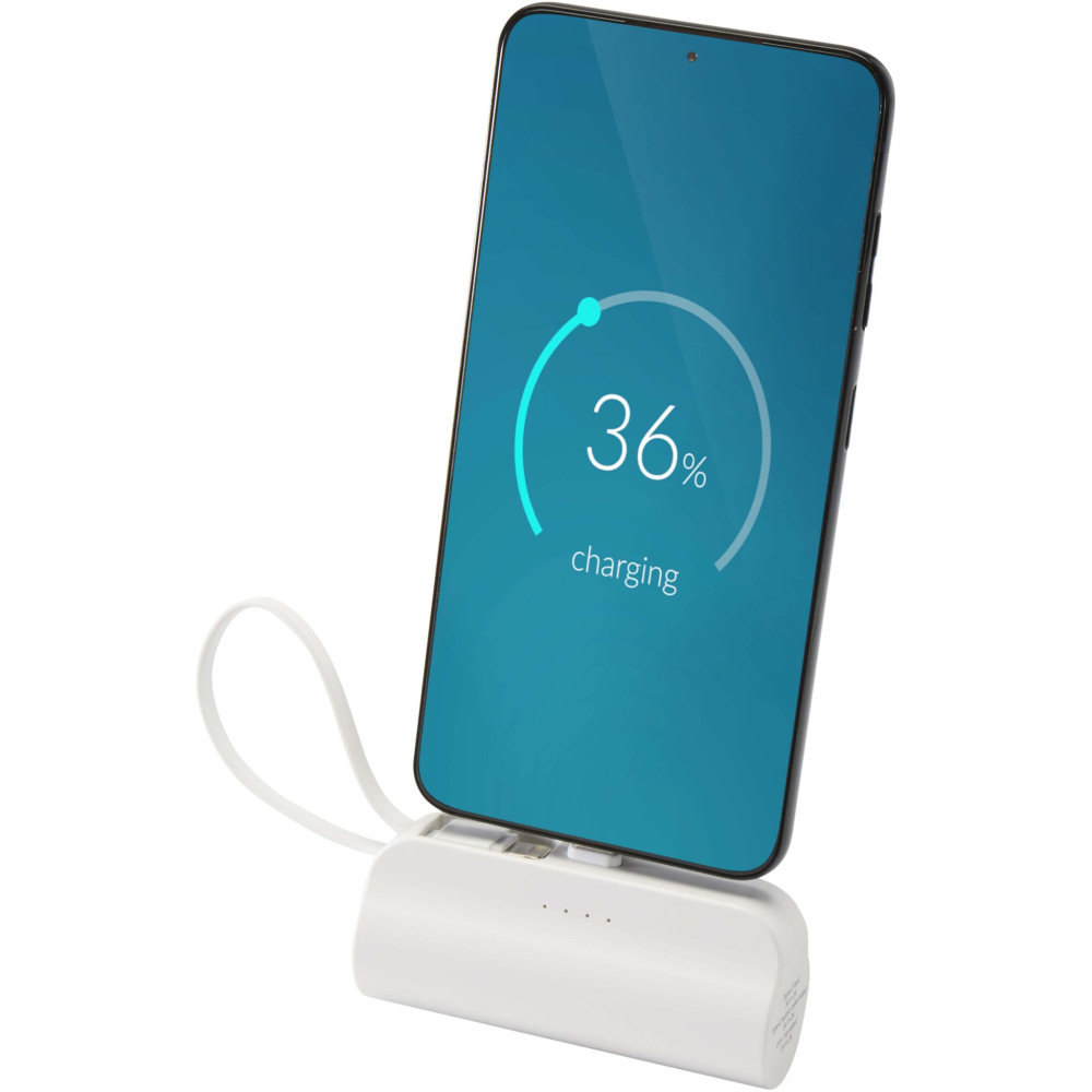 Logotrade mainoslahjat ja liikelahjat tuotekuva: Alnair 5 000 mAh:n ja 10 W:n kierrätetystä muovista valmistettu Type-C-varavirtalähde, jossa sisäänrakennettu jalusta ja 2-in-1-kaapeli