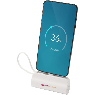 Logo trade mainoslahjat tuotekuva: Alnair 5 000 mAh:n ja 10 W:n kierrätetystä muovista valmistettu Type-C-varavirtalähde, jossa sisäänrakennettu jalusta ja 2-in-1-kaapeli