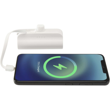Logo trade mainostuotet tuotekuva: Alnair 5 000 mAh:n ja 10 W:n kierrätetystä muovista valmistettu Type-C-varavirtalähde, jossa sisäänrakennettu jalusta ja 2-in-1-kaapeli