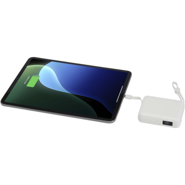 Logotrade reklaminiai produktai nuotrauka: „Acrux“ 10 000 mAh 35 W planšetinio kompiuterio išorinė baterija su integruotu C tipo laidu – pagaminta iš perdirbto plastiko
