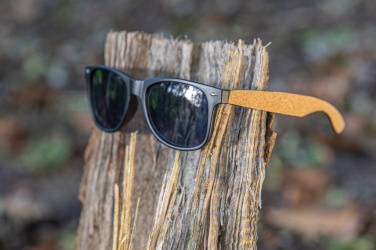 Logotrade dāvanas foto: GRS pārstrādātas PC plastmasas saulesbrilles ar korķi