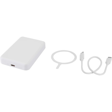 Logotrade Ideja dāvanas foto: Acrab 5000 mAh 15 W magnētiskā bezvadu pārnēsājamā uzlādes ierīce ar 20 W strāvas padevi - izgatavota no pārstrādātas plastmasas