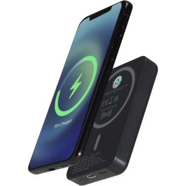 Logotrade biznesa dāvanas foto: Acrab 5000 mAh 15 W magnētiskā bezvadu pārnēsājamā uzlādes ierīce ar 20 W strāvas padevi - izgatavota no pārstrādātas plastmasas