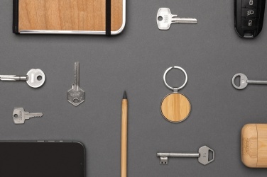 Лого трейд pекламные cувениры фото: Круглый брелок RCS из переработанного цинкового сплава с бамбуком