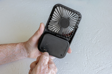 Лого трейд бизнес-подарки фото: Настольный вентилятор Aervina RCS из переработанного пластика с возможностью подзарядки