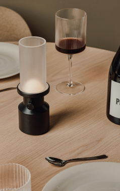 Logotrade kampanjprodukter bild: VINGA Niori RCS bordslampa