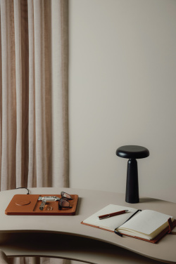 Logotrade profilprodukter bild: VINGA Avery RCS bordslampa