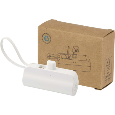 Logotrade profilreklam bild: Alnair 5 000 mAh 10 W Type-C powerbank av återvunnen plast med inbyggt flipstativ och 2-i-1-kabel