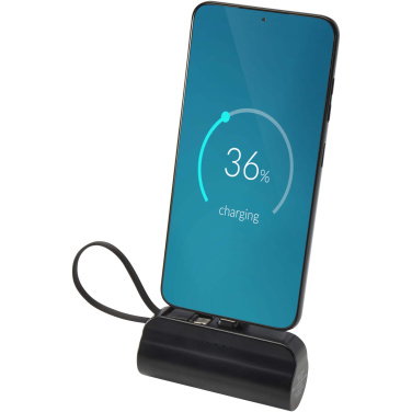 Logotrade profilprodukter bild: Alnair 5 000 mAh 10 W Type-C powerbank av återvunnen plast med inbyggt flipstativ och 2-i-1-kabel
