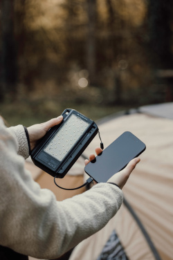 Logotrade profilreklam bild: Nordic Drift Titan 10.000 mAh solcells-powerbank med 3 panel